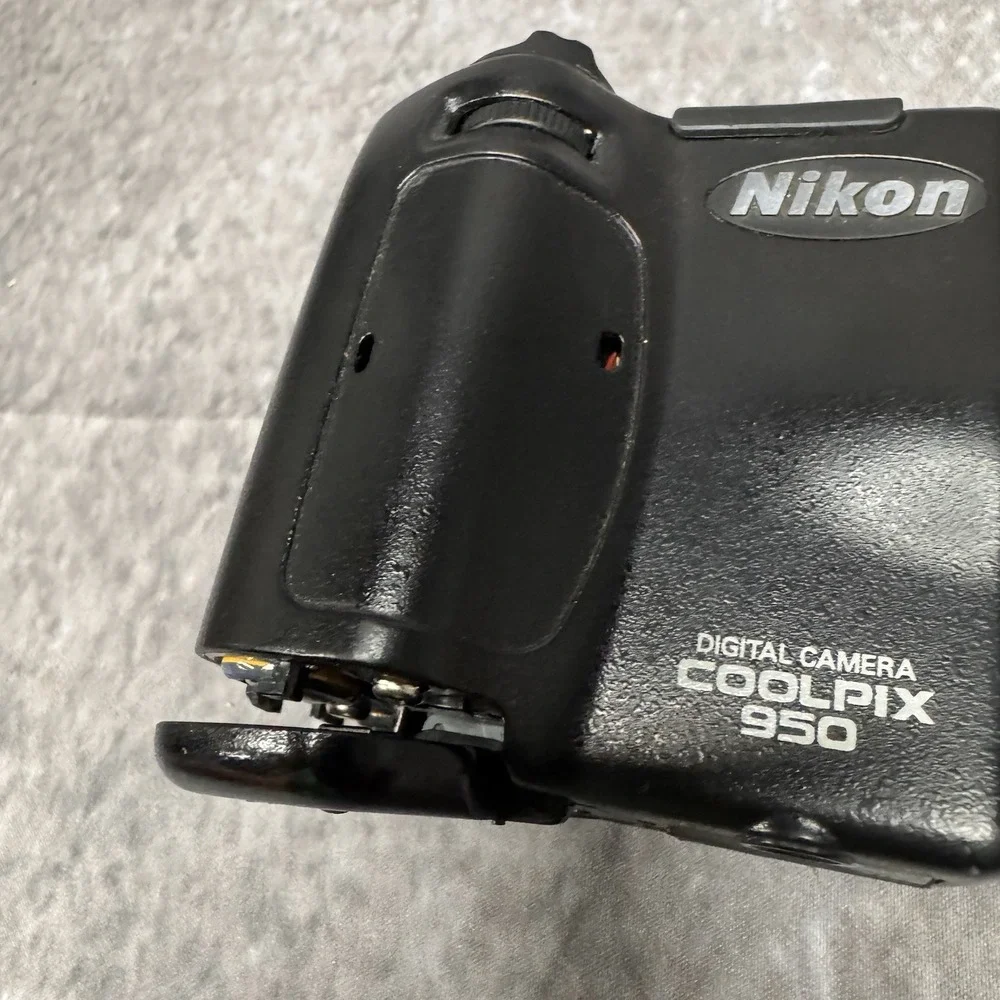 Nikon Coolpix 950 Digital Camera Working With Broken Battery Door Missing Pad